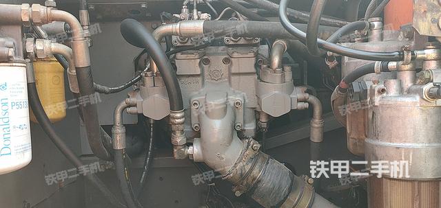 液壓泵艙室正面整體(整機外觀) 液壓泵艙室正面整體(整機外觀)