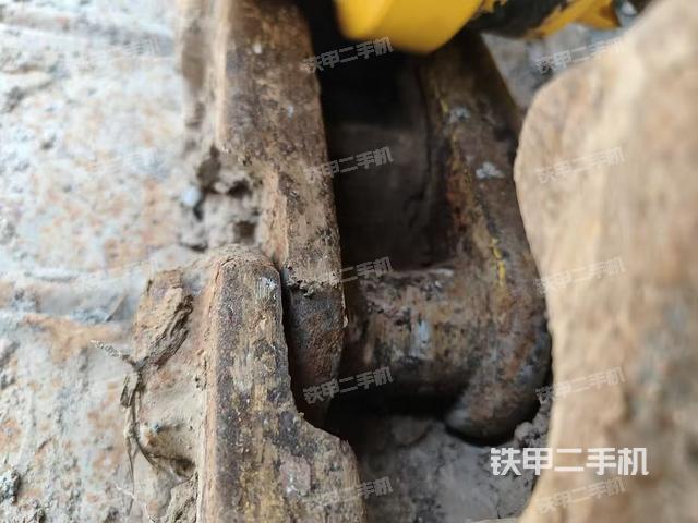 單側(cè)履帶整體(整機(jī)外觀) 單側(cè)履帶整體(整機(jī)外觀)