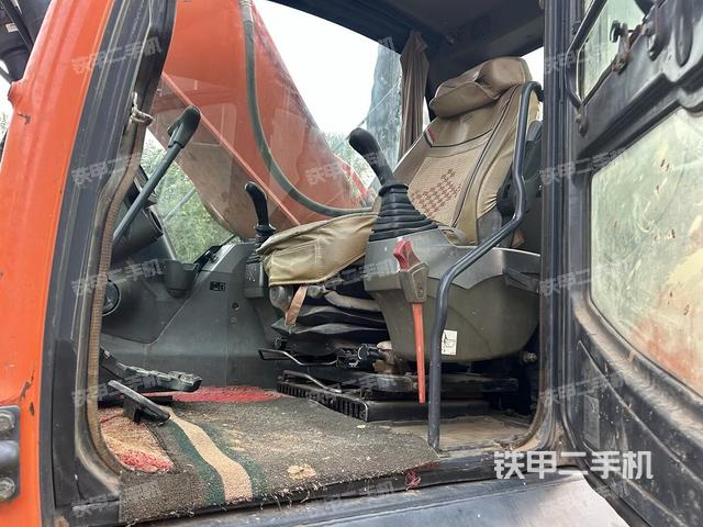 駕駛室整體(整機(jī)外觀) 駕駛室整體(整機(jī)外觀)