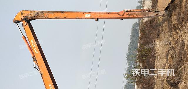 駕駛室頂部(整機(jī)外觀) 駕駛室頂部(整機(jī)外觀)