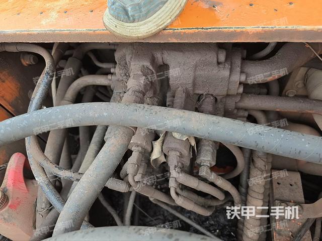 回轉(zhuǎn)馬達和主控閥(整機外觀) 回轉(zhuǎn)馬達和主控閥(整機外觀)