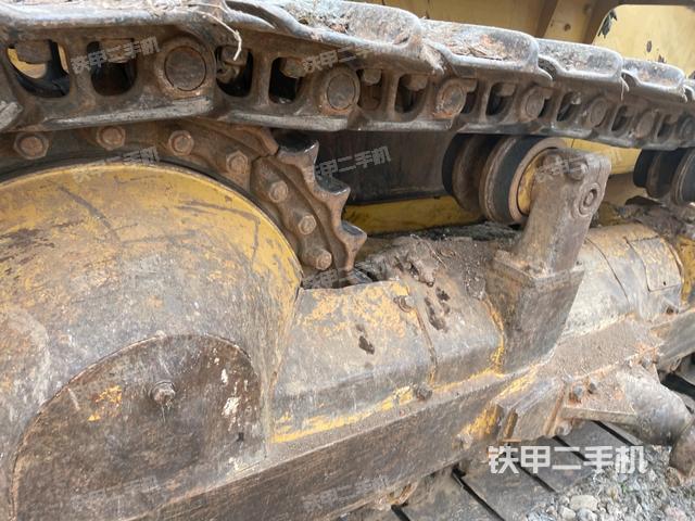 右侧履带全景（推土机底盘及工作装置）