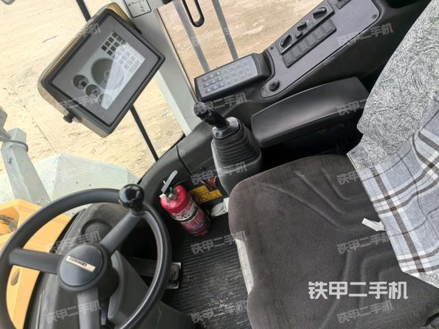 驾驶室内部(驾驶室部分) 驾驶室内部(驾驶室部分)