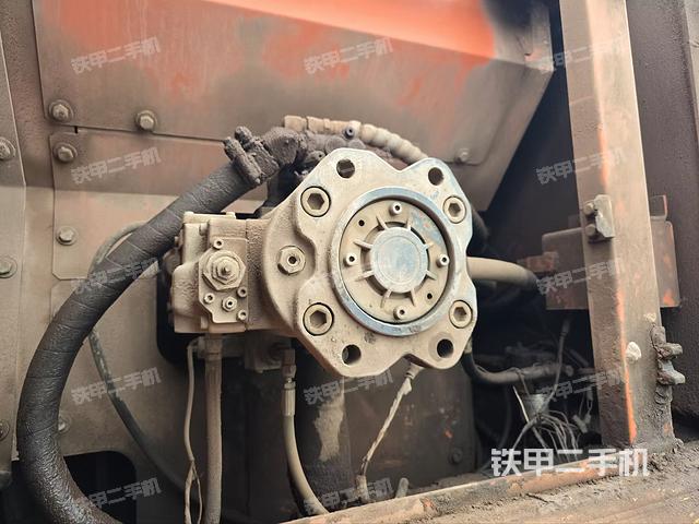 液壓泵艙室正面整體(整機外觀) 液壓泵艙室正面整體(整機外觀)