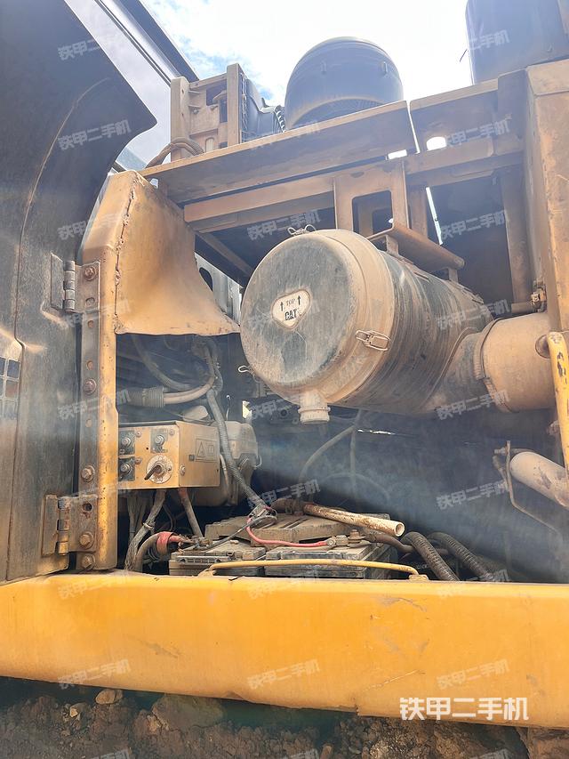 液壓泵艙室正面整體(整機(jī)外觀) 液壓泵艙室正面整體(整機(jī)外觀)
