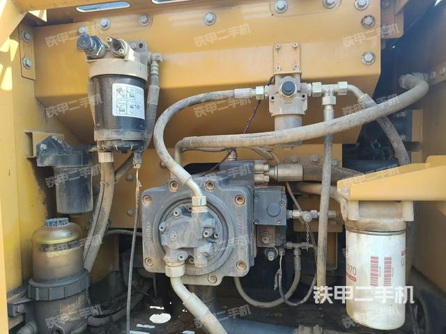 液压泵舱室正面整体(整机外观) 液压泵舱室正面整体(整机外观)