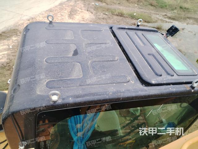 駕駛室頂部(整機(jī)外觀) 駕駛室頂部(整機(jī)外觀)