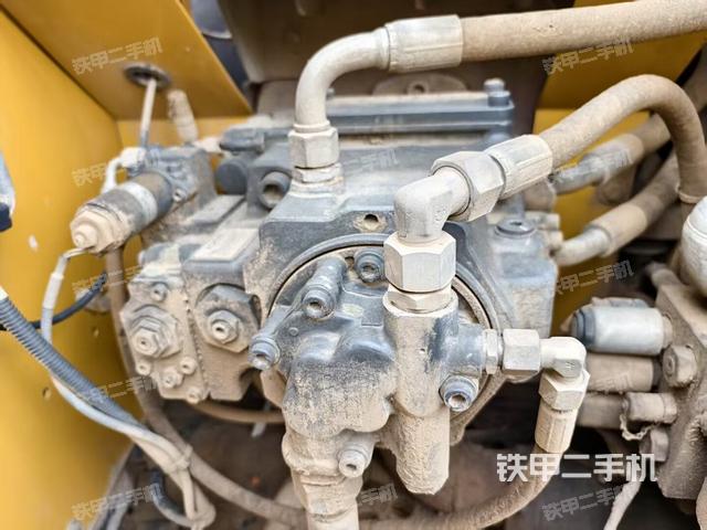 液壓泵艙室正面整體(整機外觀) 液壓泵艙室正面整體(整機外觀)