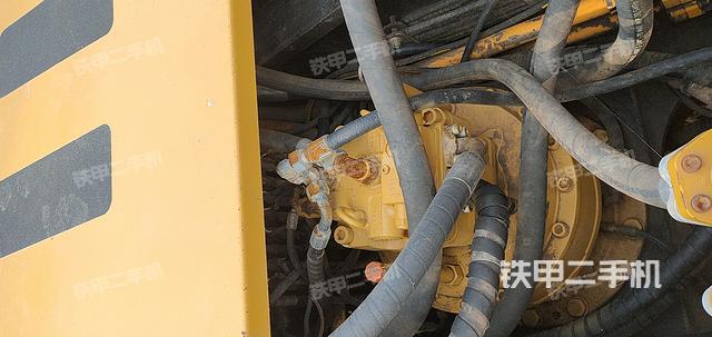 回转马达和主控阀(整机外观) 回转马达和主控阀(整机外观)