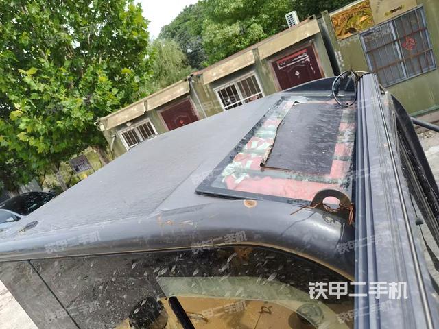駕駛室頂部(整機(jī)外觀) 駕駛室頂部(整機(jī)外觀)