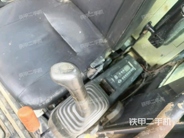 座椅左侧控制台/音响/含左手柄(驾驶室部分) 座椅左侧控制台/音响/含左手柄(驾驶室部分)