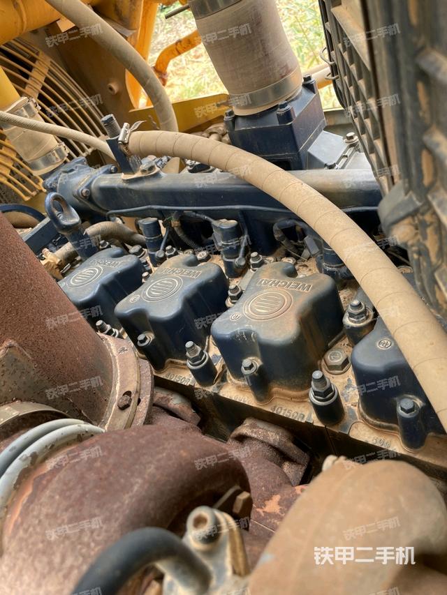 发动机左侧全景（推土机发动机舱）