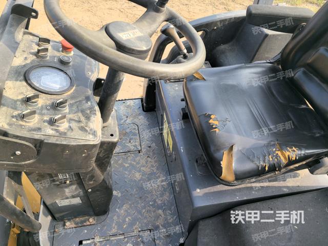 驾驶室内座椅、仪表操作手柄全景(压路机驾驶室) 驾驶室内座椅、仪表操作手柄全景(压路机驾驶室)