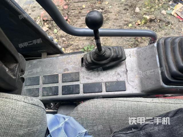 座椅左側(cè)控制臺/音響/含左手柄(駕駛室部分) 座椅左側(cè)控制臺/音響/含左手柄(駕駛室部分)