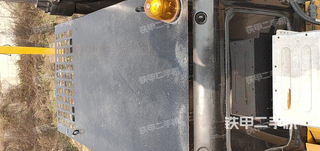 駕駛室頂部(整機(jī)外觀) 駕駛室頂部(整機(jī)外觀)