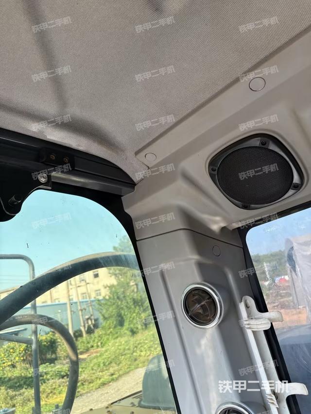 行走控制手柄和踏板?俯拍(駕駛室部分) 行走控制手柄和踏板?俯拍(駕駛室部分)