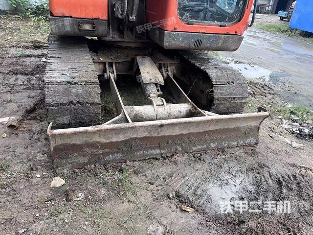 轉(zhuǎn)盤和下車架正前(工作和回轉(zhuǎn)裝置) 轉(zhuǎn)盤和下車架正前(工作和回轉(zhuǎn)裝置)
