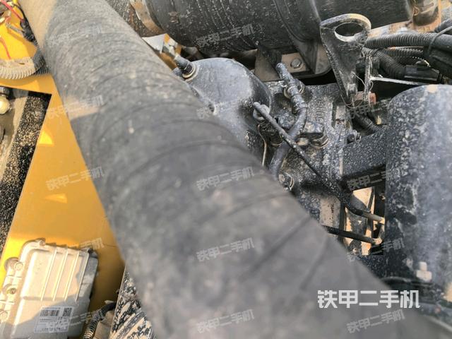 分动箱或变速箱(压路机发动机舱) 分动箱或变速箱(压路机发动机舱)