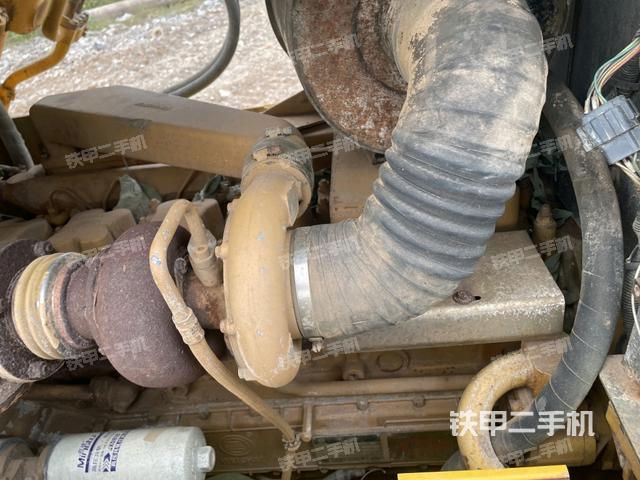 发动机右侧全景（推土机发动机舱）