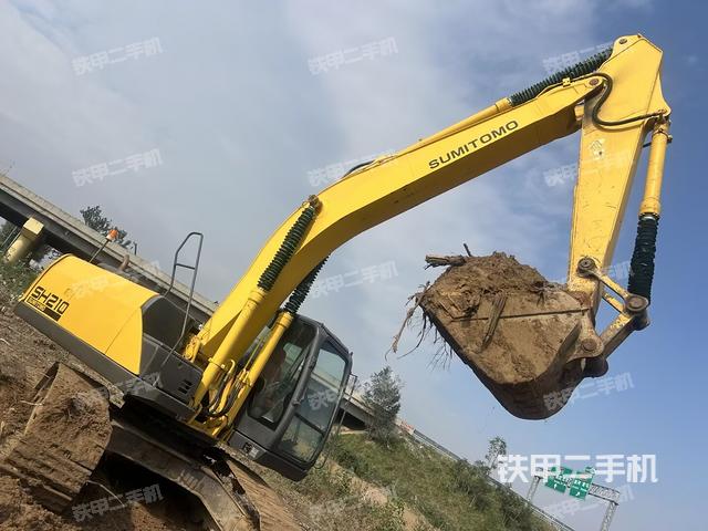 駕駛室整體(整機(jī)外觀) 駕駛室整體(整機(jī)外觀)