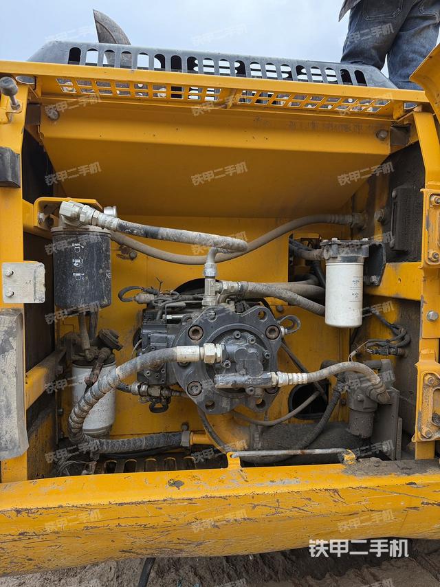 液壓泵艙室正面整體(整機外觀) 液壓泵艙室正面整體(整機外觀)