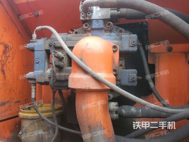 液壓泵艙室正面整體(整機外觀) 液壓泵艙室正面整體(整機外觀)