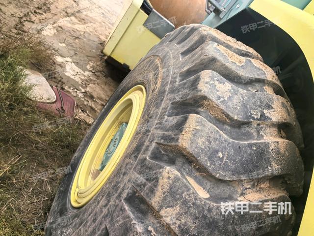 后轮右侧全景(压路机前后车架) 后轮右侧全景(压路机前后车架)