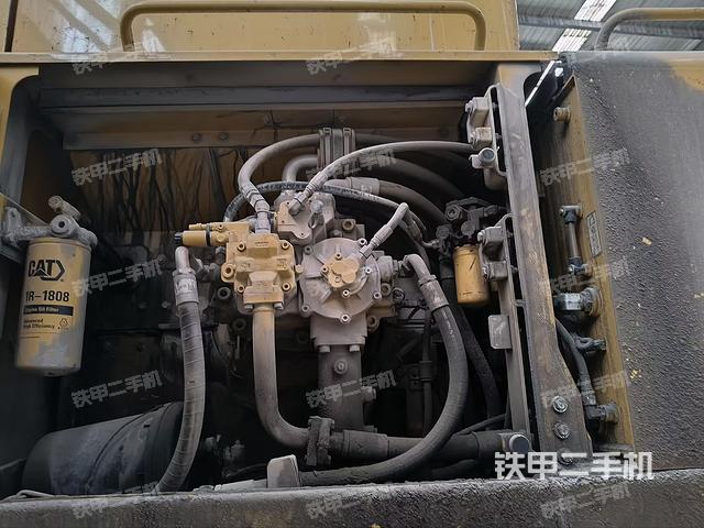 液壓泵艙室正面整體(整機外觀) 液壓泵艙室正面整體(整機外觀)
