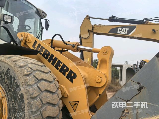 铲斗油缸侧面(工作装置) 铲斗油缸侧面(工作装置)