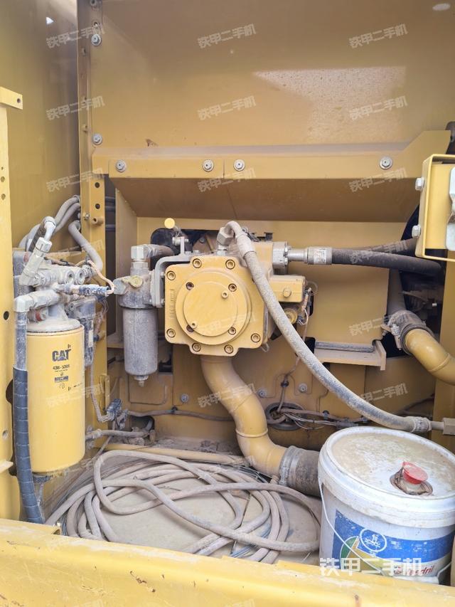 液壓泵艙室正面整體(整機外觀) 液壓泵艙室正面整體(整機外觀)