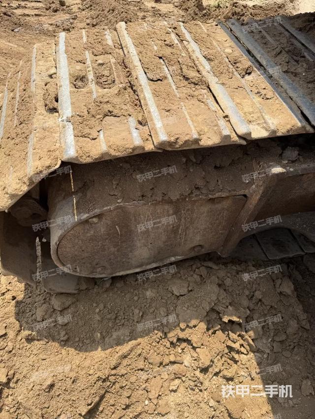 单侧履带整体(整机外观) 单侧履带整体(整机外观)