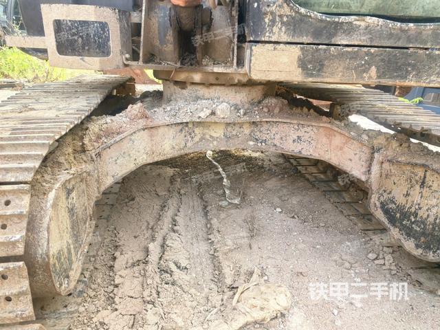 转盘和下车架正前(工作和回转装置) 转盘和下车架正前(工作和回转装置)