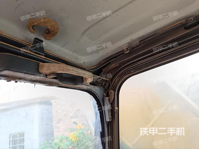 行走控制手柄和踏板?俯拍(駕駛室部分) 行走控制手柄和踏板?俯拍(駕駛室部分)