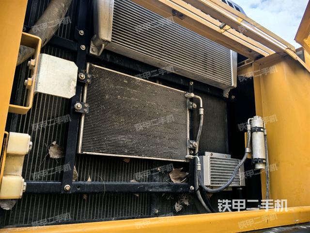 散熱器正面(大件艙室) 散熱器正面(大件艙室)
