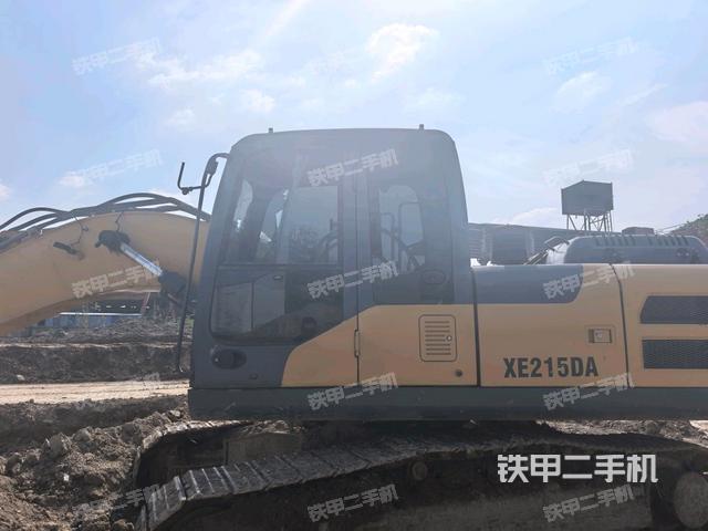 駕駛室整體(整機(jī)外觀) 駕駛室整體(整機(jī)外觀)