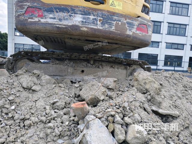 转盘和下车架正前(工作和回转装置) 转盘和下车架正前(工作和回转装置)