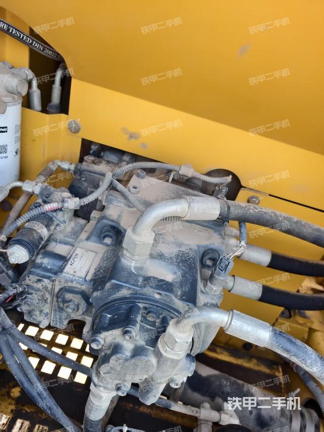 液压泵舱室正面整体(整机外观) 液压泵舱室正面整体(整机外观)