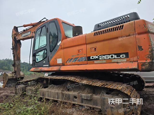 駕駛室整體(整機外觀) 駕駛室整體(整機外觀)