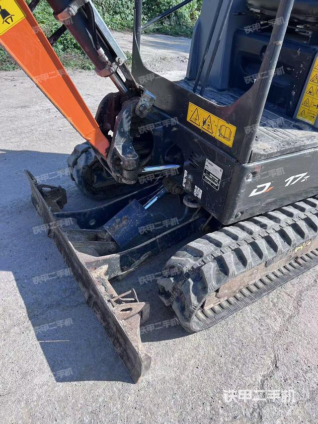 駕駛室頂部(整機(jī)外觀) 駕駛室頂部(整機(jī)外觀)