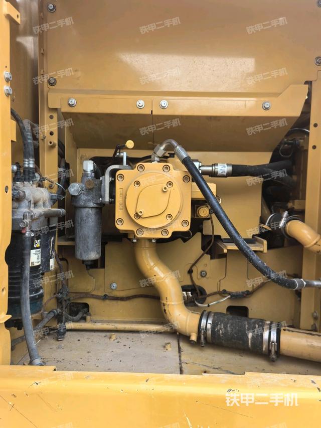 液壓泵艙室正面整體(整機(jī)外觀) 液壓泵艙室正面整體(整機(jī)外觀)