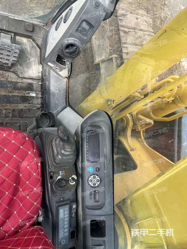 駕駛室頂部(整機(jī)外觀) 駕駛室頂部(整機(jī)外觀)