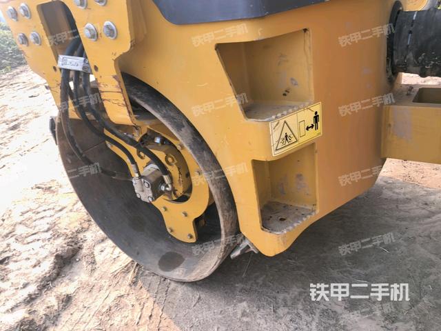 后轮右侧全景(压路机前后车架) 后轮右侧全景(压路机前后车架)