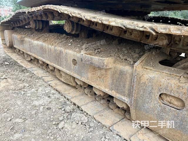 單側(cè)履帶整體(整機(jī)外觀) 單側(cè)履帶整體(整機(jī)外觀)