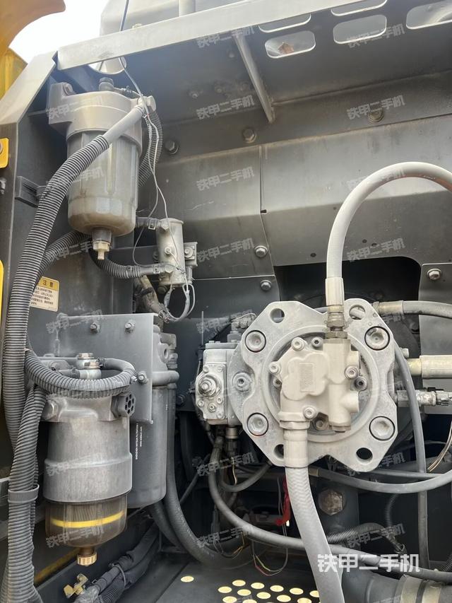 液壓泵艙室正面整體(整機(jī)外觀) 液壓泵艙室正面整體(整機(jī)外觀)