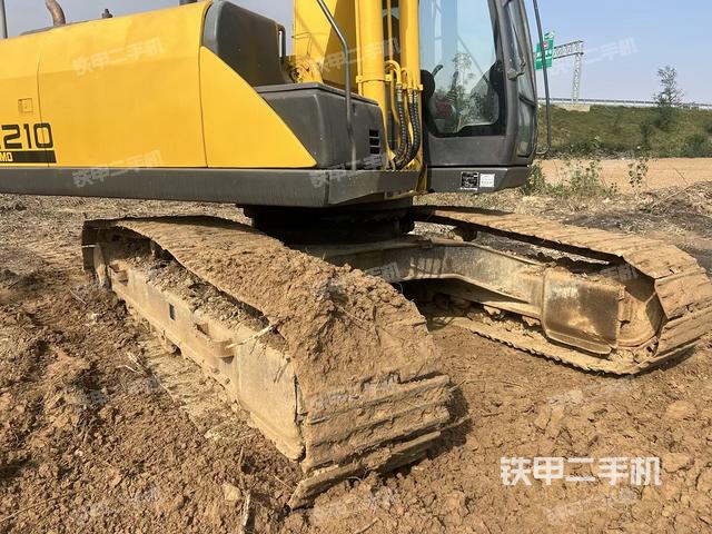 單側(cè)履帶整體(整機(jī)外觀) 單側(cè)履帶整體(整機(jī)外觀)
