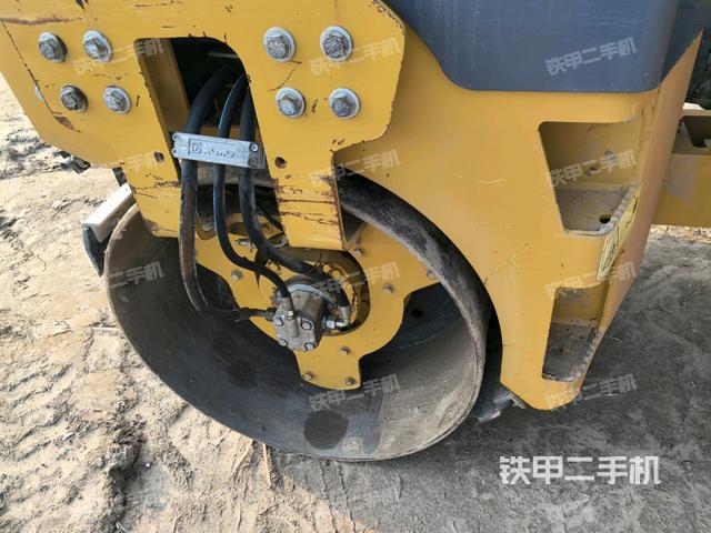 后轮左侧全景(压路机前后车架) 后轮左侧全景(压路机前后车架)