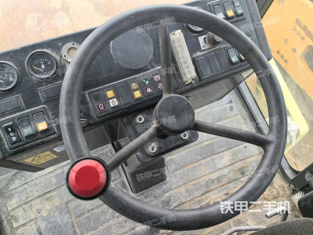 操作台全景(压路机驾驶室) 操作台全景(压路机驾驶室)