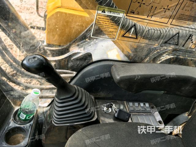 座椅右側(cè)控制臺/鑰匙門/油門/含右手柄(駕駛室部分) 座椅右側(cè)控制臺/鑰匙門/油門/含右手柄(駕駛室部分)