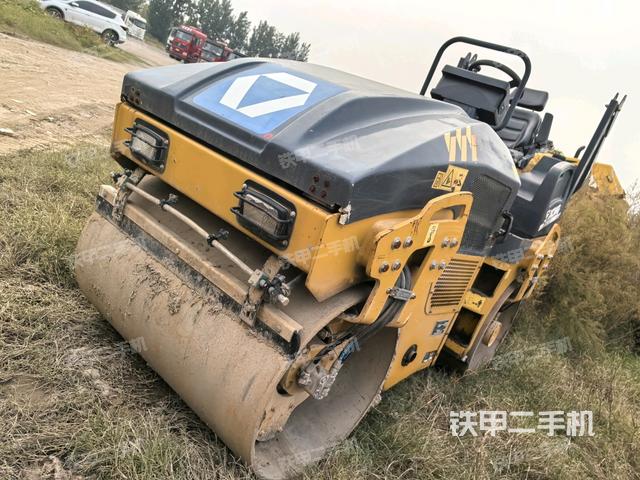 左后45°(压路机整机外观) 左后45°(压路机整机外观)