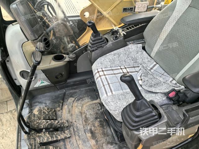 行走控制手柄和踏板?俯拍(駕駛室部分) 行走控制手柄和踏板?俯拍(駕駛室部分)